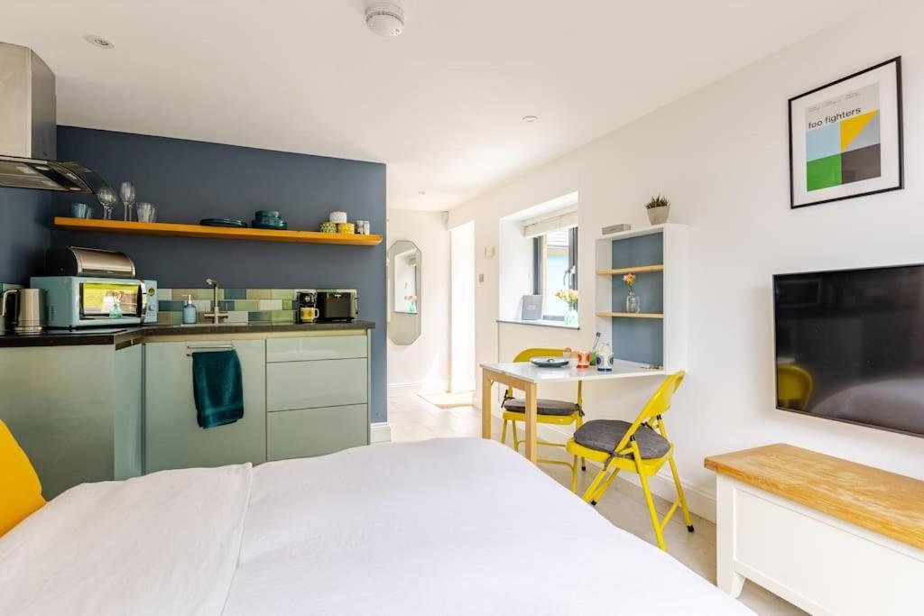 Cosy Cotswolds Retreat Near Bath & Castle Combe Apartment ชิปเพแนม ภายนอก รูปภาพ