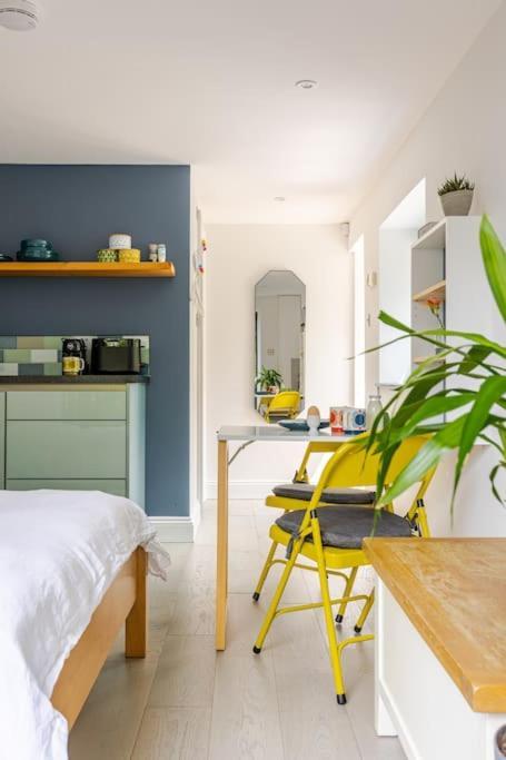 Cosy Cotswolds Retreat Near Bath & Castle Combe Apartment ชิปเพแนม ภายนอก รูปภาพ