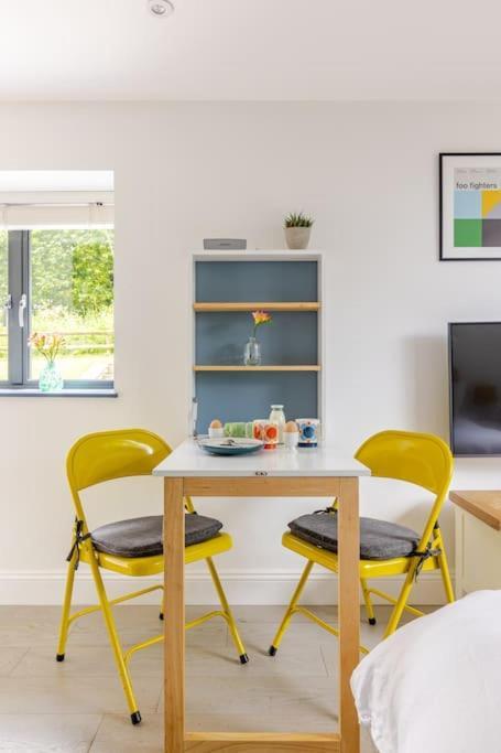 Cosy Cotswolds Retreat Near Bath & Castle Combe Apartment ชิปเพแนม ภายนอก รูปภาพ