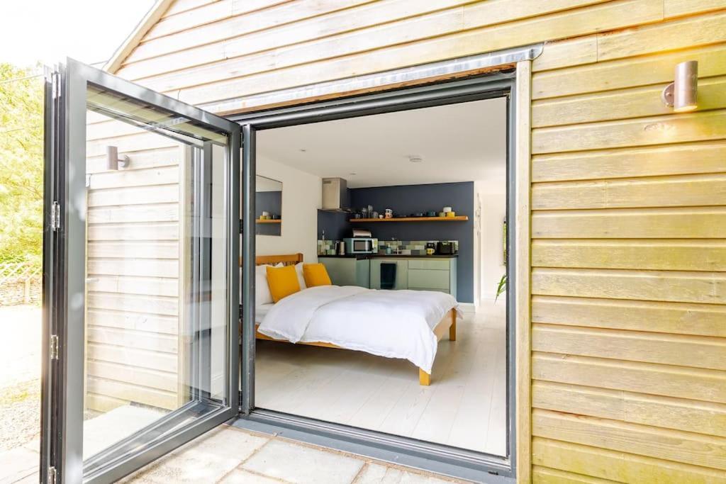 Cosy Cotswolds Retreat Near Bath & Castle Combe Apartment ชิปเพแนม ภายนอก รูปภาพ